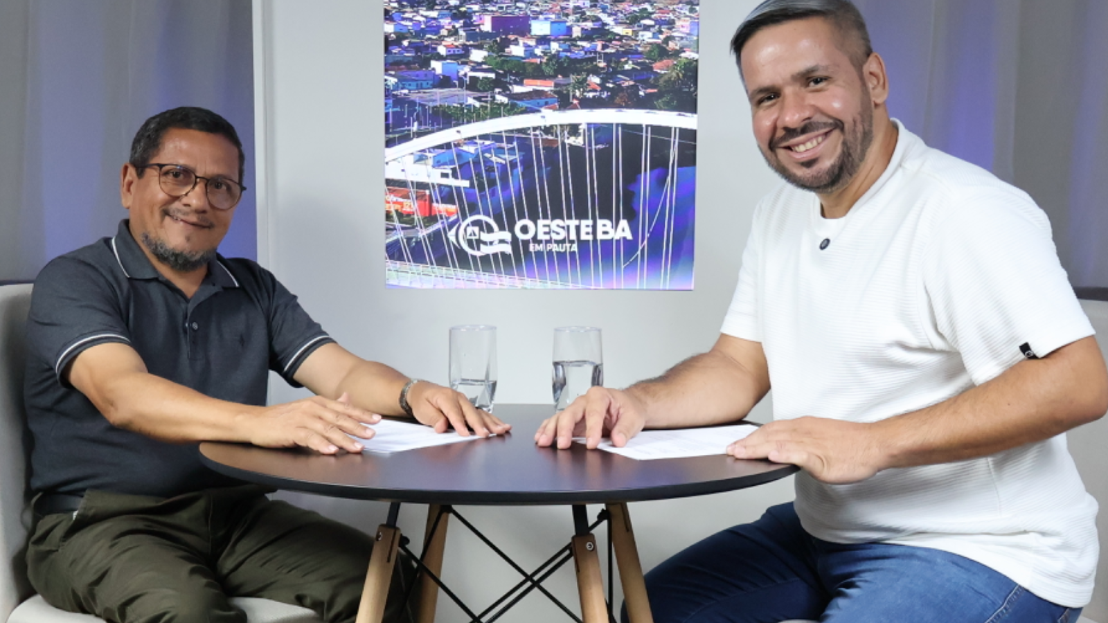 Padre Amário sentado à mesa do podcast